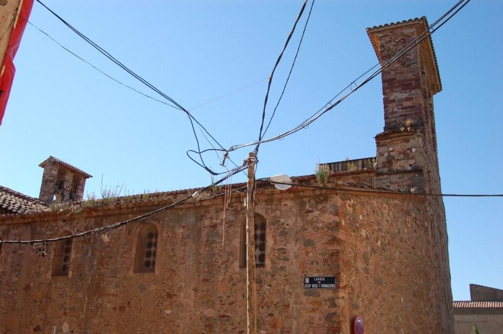 Tendido eléctrico del siglo xxi en una iglesia románica de Terrassa.