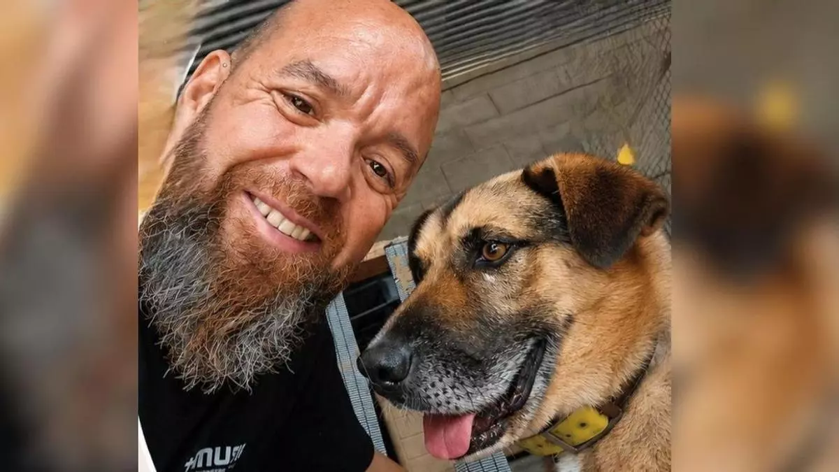 Martín pasea a Rocky y ahora quiere adoptarlo: su piso no admite mascotas y busca vivienda en O Morrazo para seguir juntos