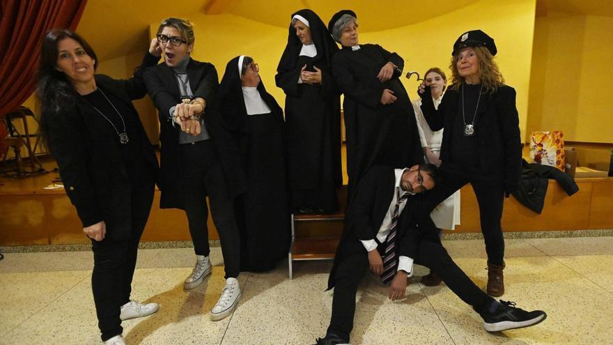 Parte do grupo de teatro A Moura de Chaín, nun ensaio de «Malos hábitos».