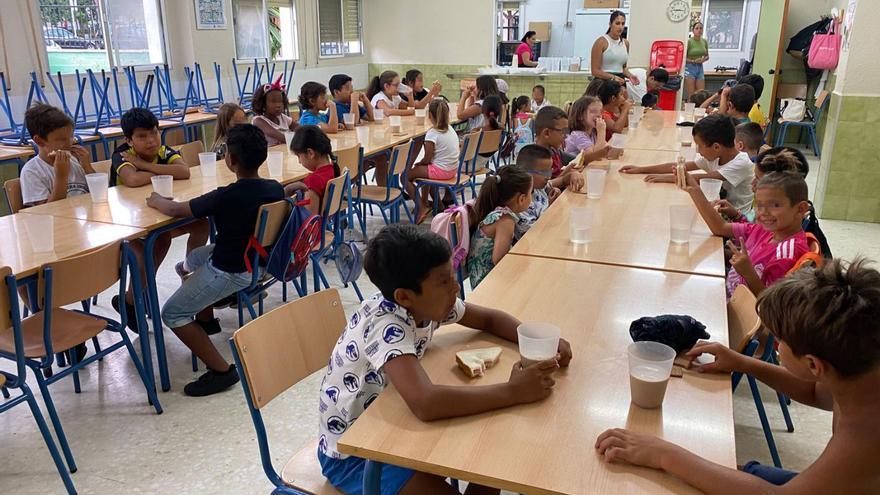 Menores, en el comedor del campamento de verano. | L.O.