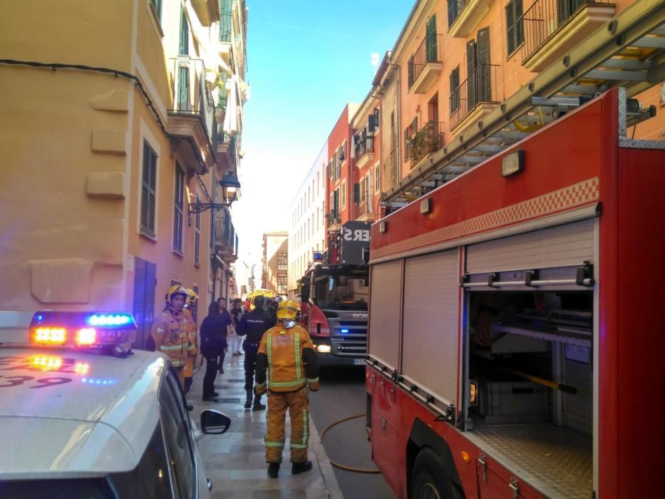 Un intoxicado y 30 desalojados por un incendio en un piso en Palma