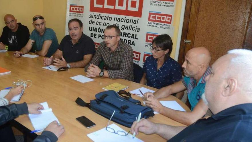 Reunión de los representantes de CC OO en los comités de empresa de Elnosa y Solvay Torrelavega y Tarragona, ayer en Pontevedra. // R.V.