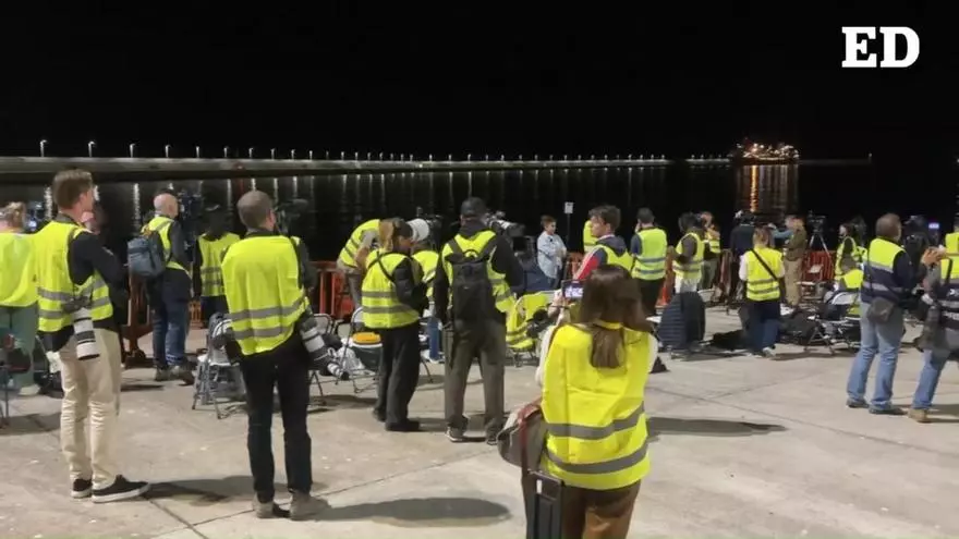 El MV Hondius ya fondea en el puerto de Granadilla