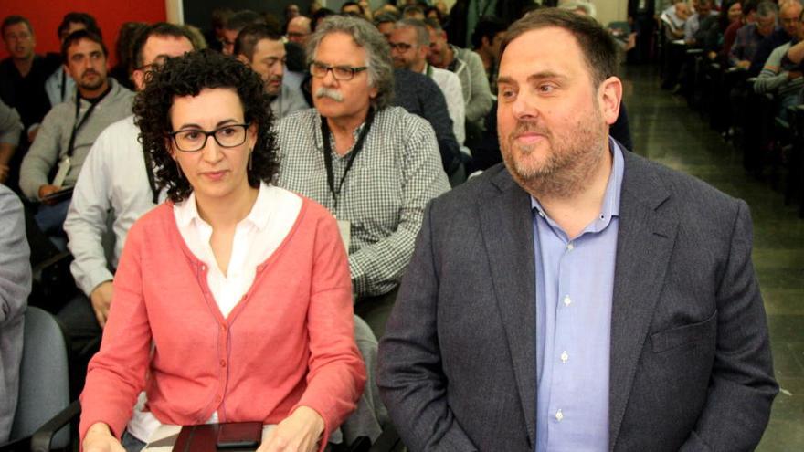 Oriol Junqueras, president d&#039;ERC, amb Marta Rovira, secretaria general d&#039;ERC, en el Consell Nacional de la formació l&#039;1 d&#039;abril de 2017