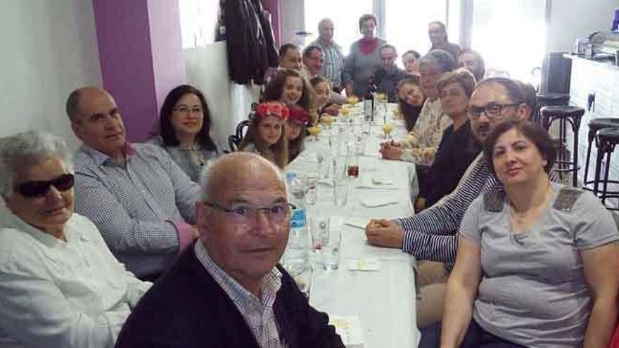 Dora Herrero, quinta por la derecha, rodeada de amigos durante la comida homenaje. Foto c