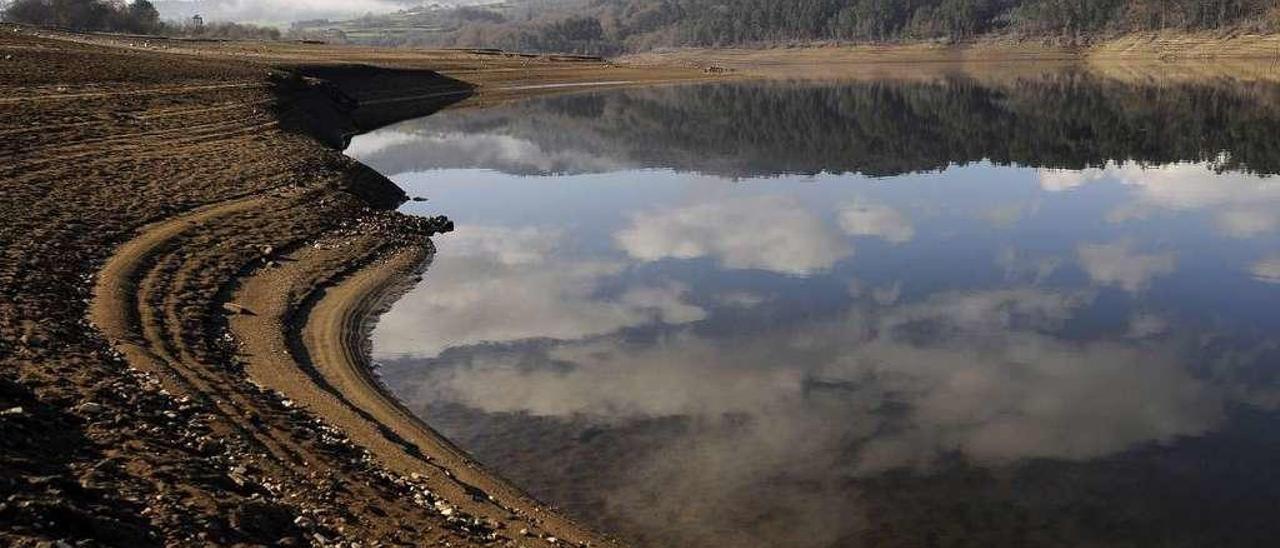 Bajo nivel del agua en el pantano de Portodemouros (Vila de Cruces). // FDV