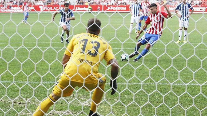 Carmona falla el penalti que lanzó ante el Lorca.