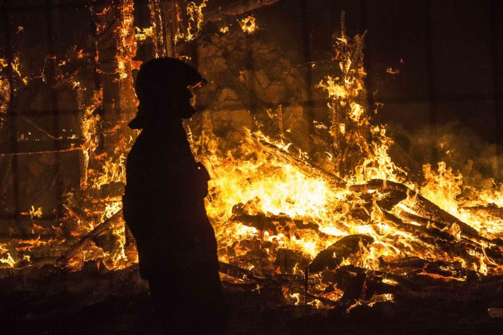 «Amor-Dolor», primer premio de la categoría Especial, arde pasada la una de la mañana bajo la atenta mirada de cientos de personas y una comisión emocionada