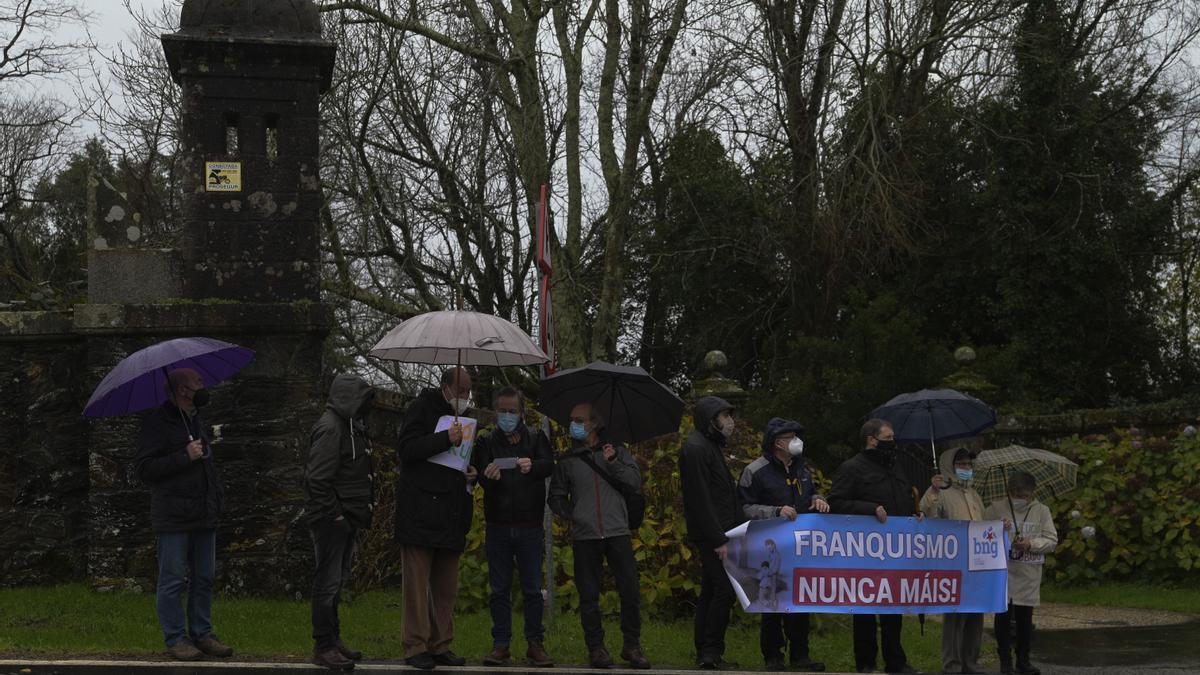 Concentración a las puertas del pazo de Meirás en el día de su devolución al Estado