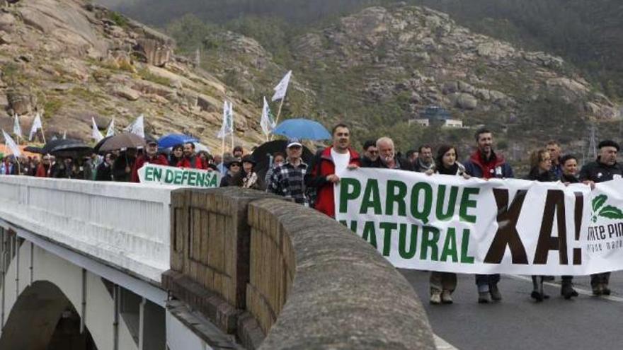 Un momento de la manifestación, ayer, con el monte Pindo al fondo. / l. o.