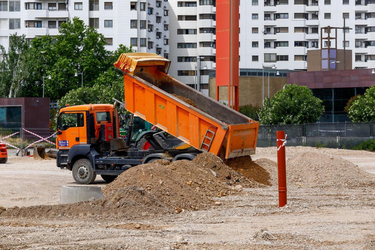 Una máquina realiza trabajos de movimiento de tierras, este jueves en el Portillo de Zaragoza.