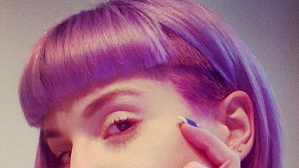 Kelly Osbourne se rapa media cabeza