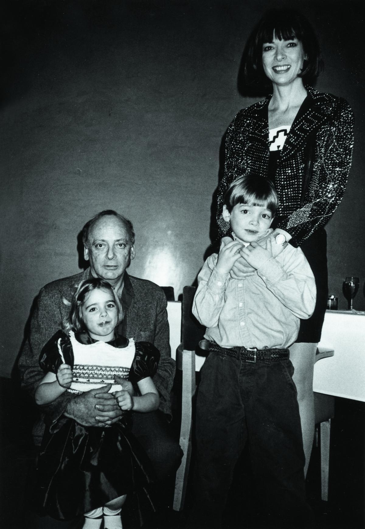 Anna y David Shaffer con sus hijos, Bee y Charlie, en la fiesta de Navidad de 'Vogue' de 1991.
