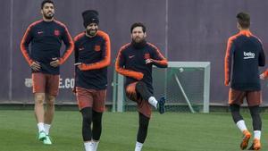 Messi, Suárez y Piqué, en el último entrenamiento del Barça antes de viajar a Sevilla.