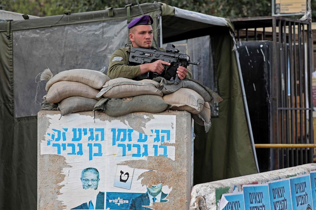 Un soldado israelí está desplegado en una posición cerca de Kiryat Arba en la Cisjordania ocupada en las afueras de Hebrón. Los israelíes comenzaron a votar en su quinta elección en menos de cuatro años, con el líder veterano Benjamin Netanyahu haciendo campaña para un regreso junto a aliados de extrema derecha.