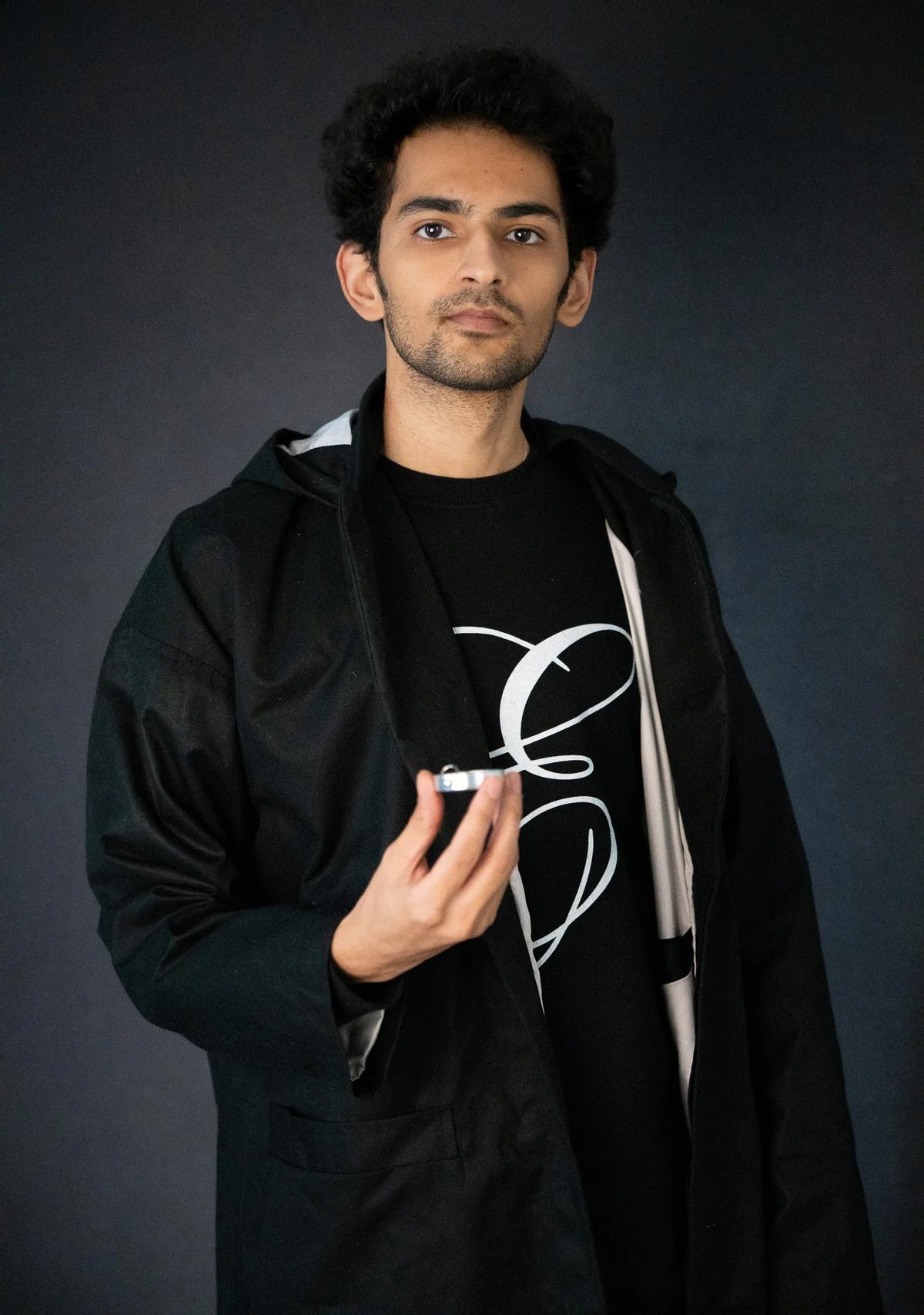 Devansh Sood, el CEO de Fique, con una chaqueta de su marca que repele las ondas de los dispositivos electrónicos.