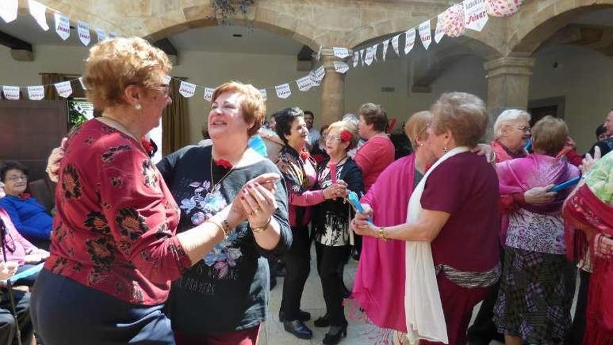 Los asistentes bailan un pasodoble.