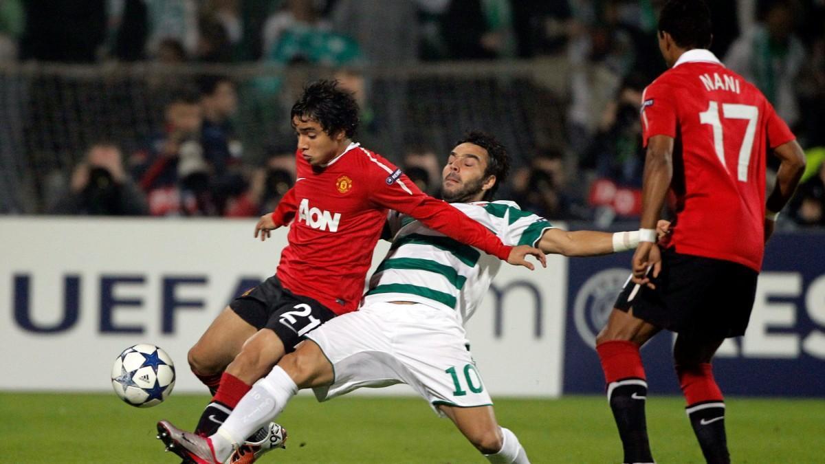 El jugador del Bursaspor Volkan Sen disputa la pelota con el jugador del Mánchester United