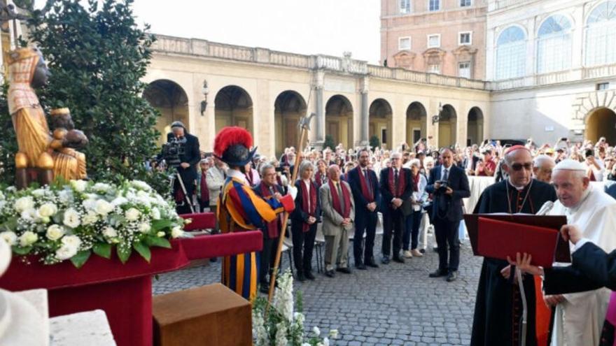 El papa Francesc beneeix la imatge de la Moreneta de la Catedral de Girona