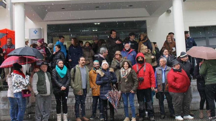 Algunos de los concentrados ayer, bajo la nieve, ante el centro de salud pixueto.