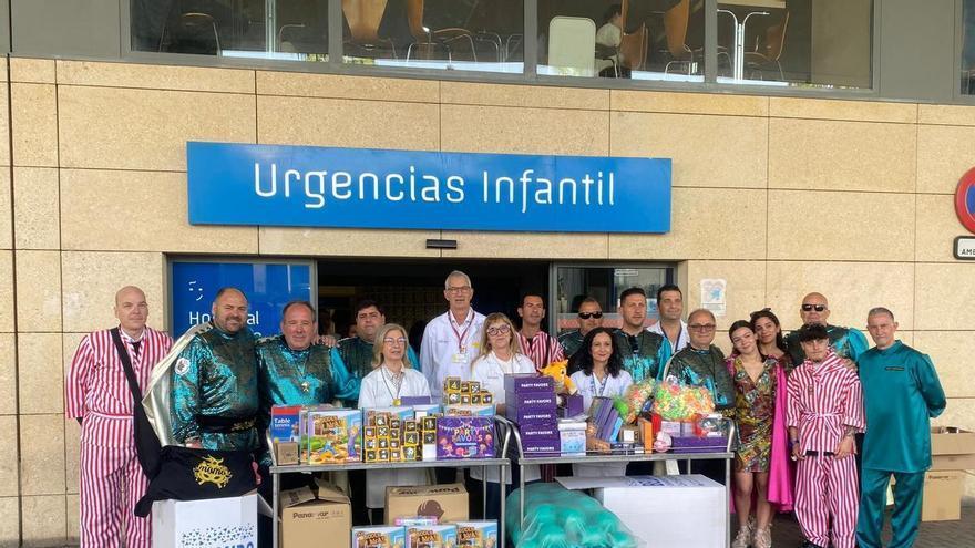 Los sardineros de Momo reparten “un ‘chispín’ de alegría” a los niños ingresados en el Virgen de la Arrixaca