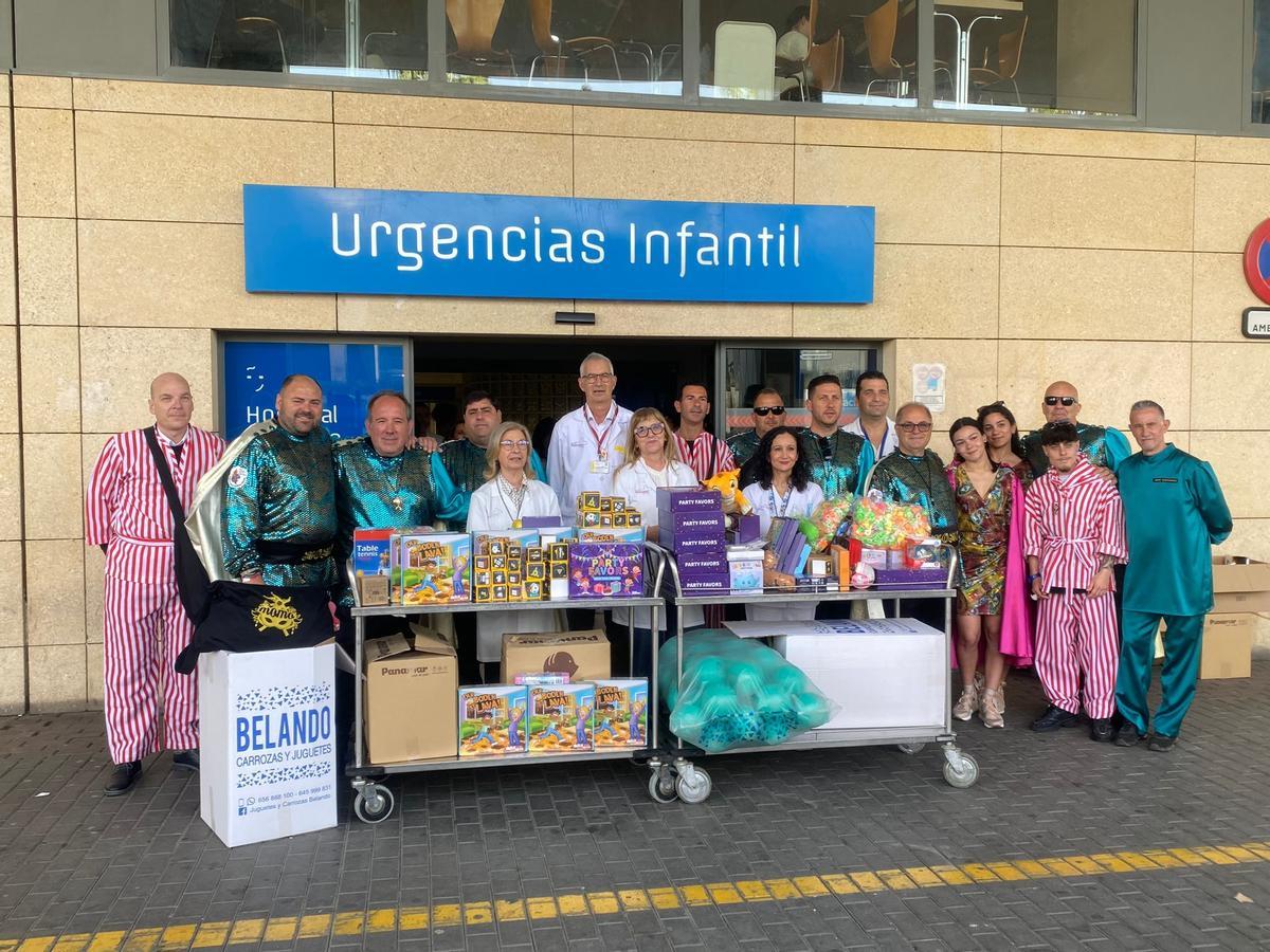 Sardineros y personal médico que han participado en el reparto de juguetes
