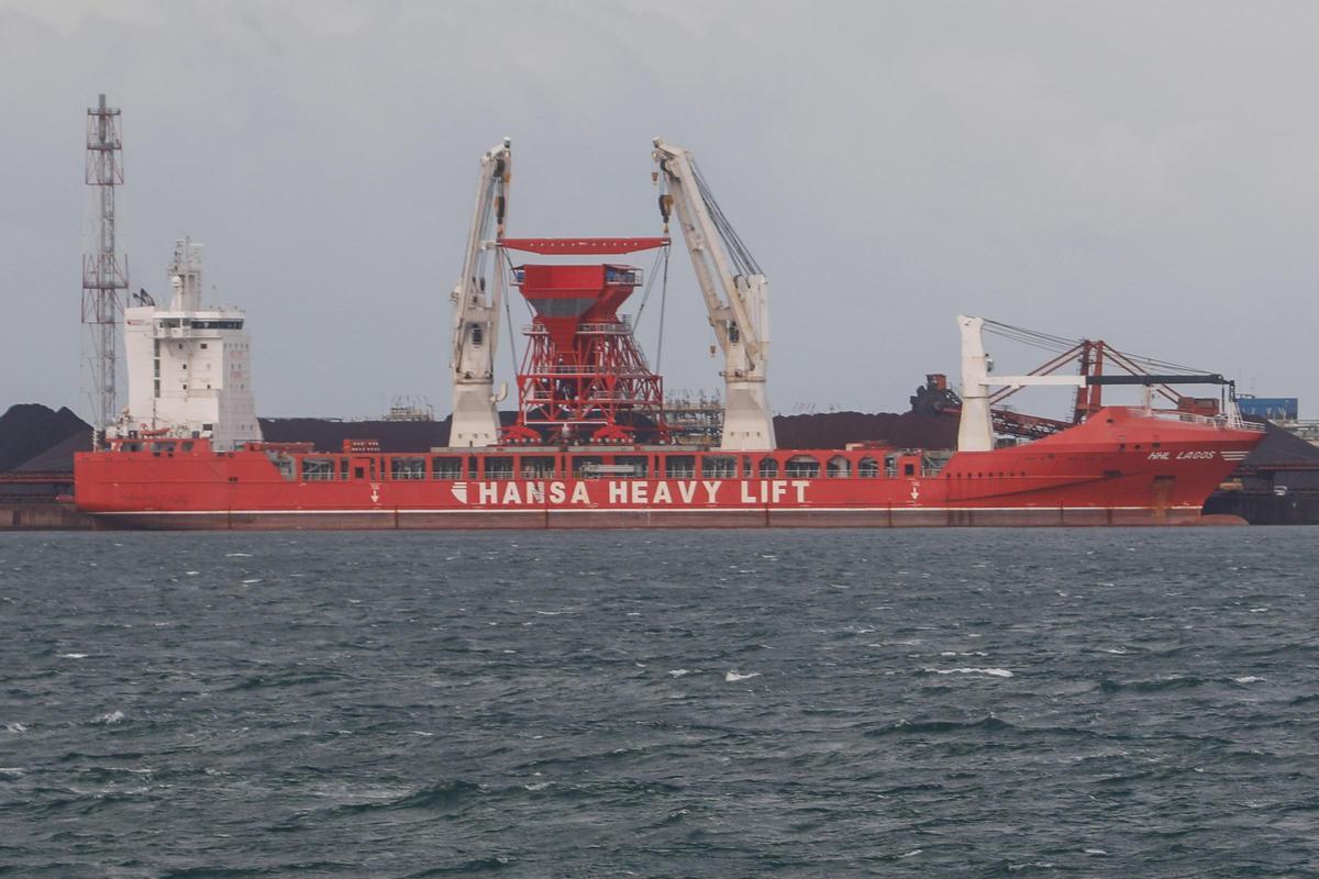 Descarga en 2018 en el muelle de Ebhisa de su tolva ecológica, la única que hasta ahora había en El Musel.