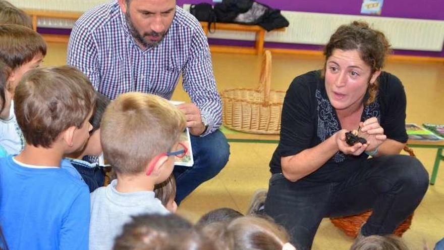 Marcos Besada y Carla Pérez, en una de las aulas. // F.P.