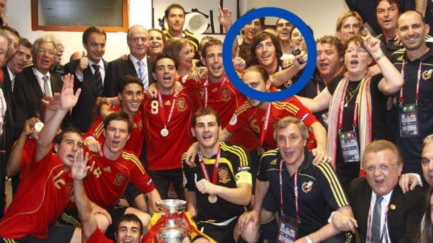 Javier Enríquez, rodeado por un círculo, en la celebración de la Eurocopa 2008, ganada por España. |  // LOC