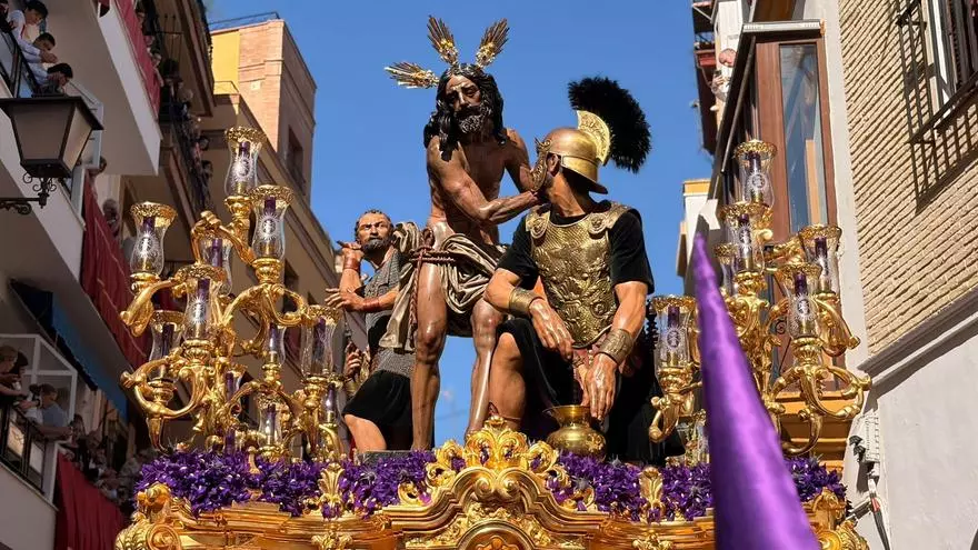 Vídeo | Así avanza el misterio de la Hermandad de las Cigarreras por al calle Sol en busca de la plaza de Los Terceros