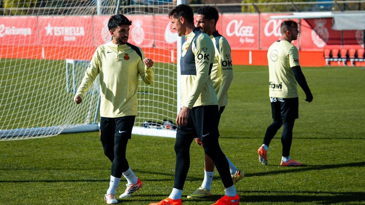 Morlanes dialoga con Raíllo y Mascarell durante un entrenamiento de esta semana en Son Bibiloni.