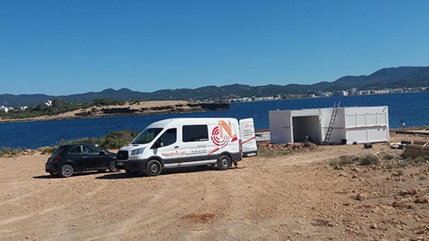 Instalación del kiosko en la zona de Cap Negret, en Sant Antoni.