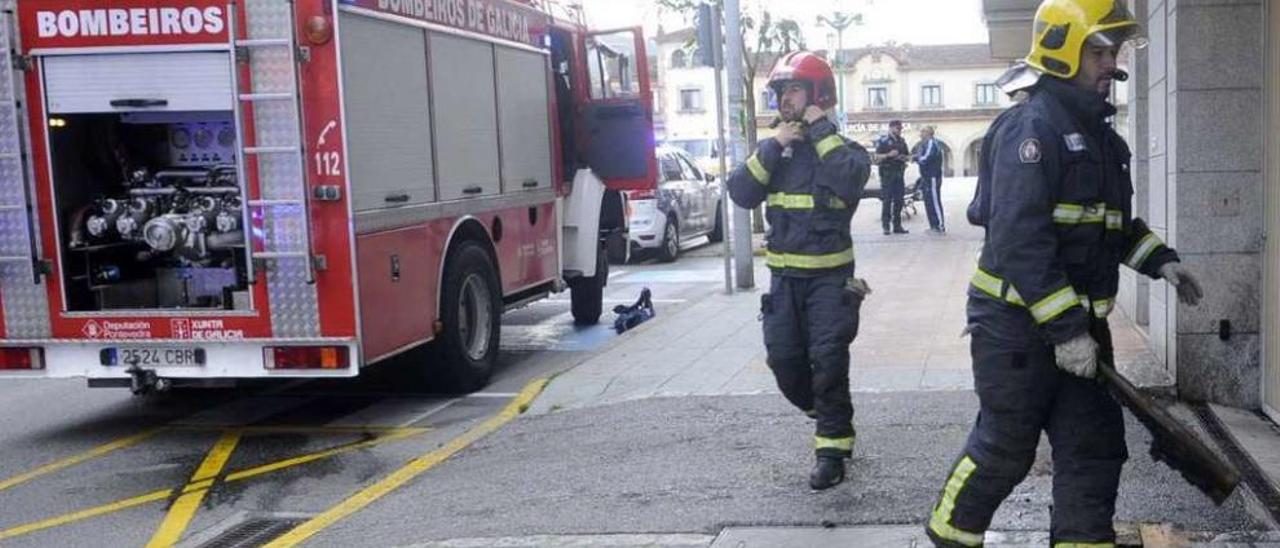 Una actuación de los Bomberos en Vilagarcía de Arousa. // Noé Parga