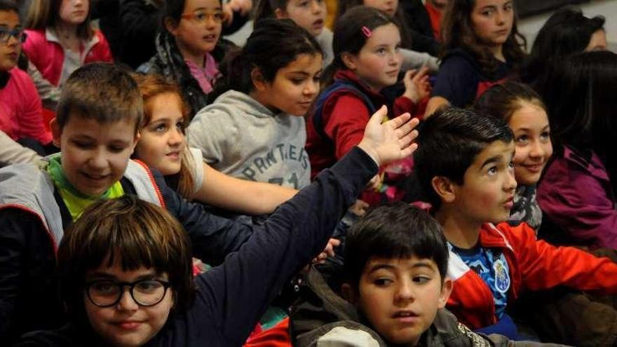 Los alumnos de A Escardia y Anexo A Lomba se prestaron a participar en el espectáculo de Marisa Irima en homaneje a Manuel María. // Iñaki Abella