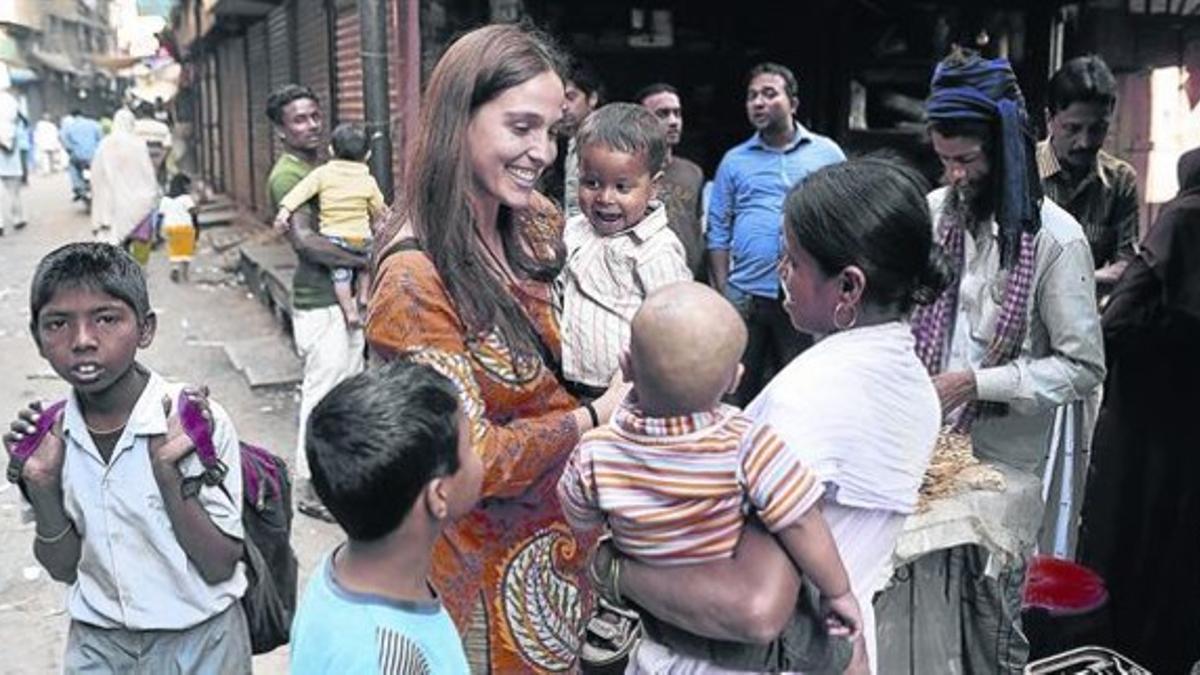 EN PRIMERA LÍNEA. María de Muns habla con una familia en una calle de la Ciudad de la Alegría.