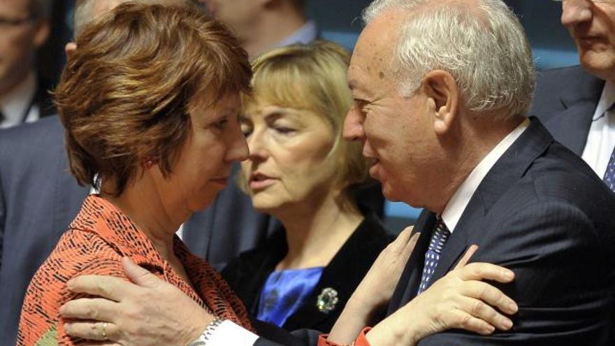García-Margallo saluda a la jefa de la diplomacia de la Unión Europea en Luxemburgo.