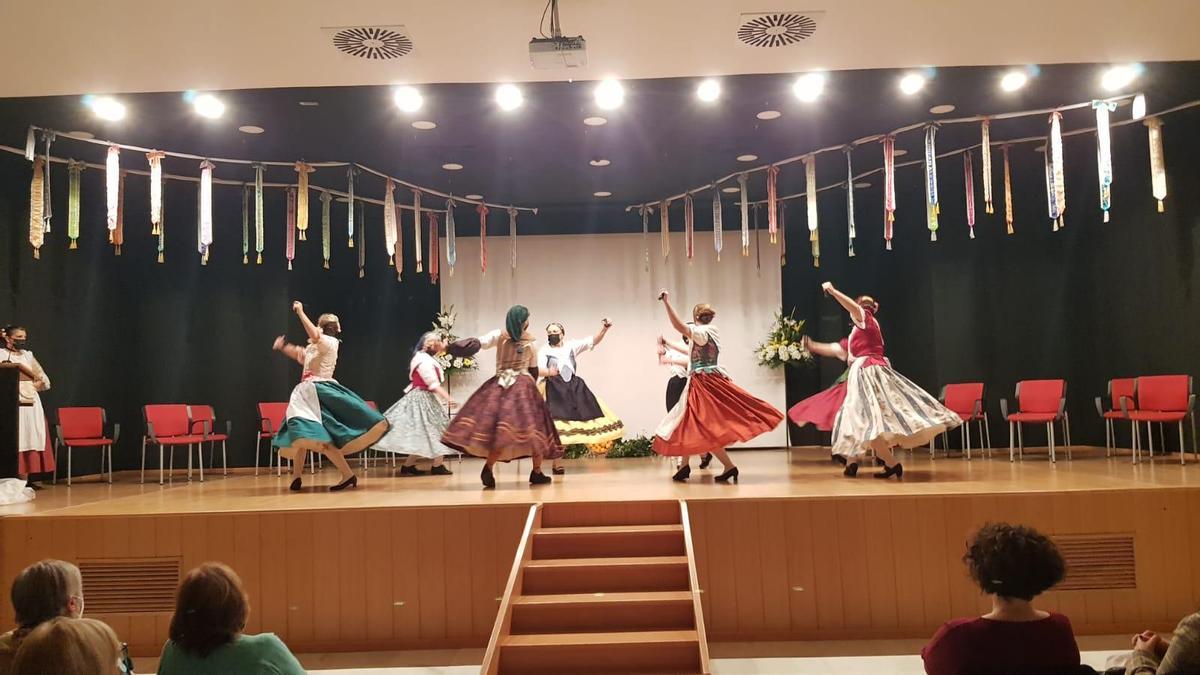 El &#039;grup de danses&#039; La Corona amenizó con sus bailes tradicionales la celebración.