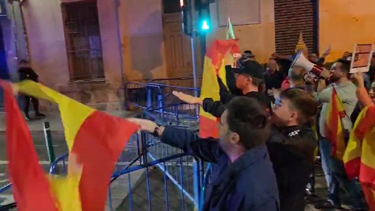 Nuevas protestas contra la amnistía en la sede del PSPV-PSOE de Alicante