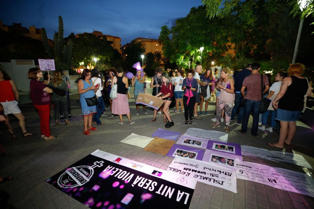 La marcha violeta ilumina las calles de Ibiza.
