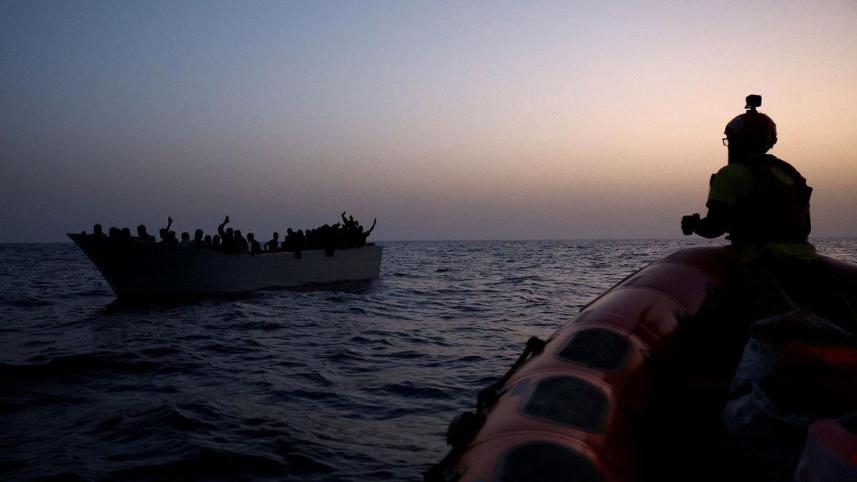 Proactiva Open Arms Uno al rescate de una patera en el Mediterráneo.