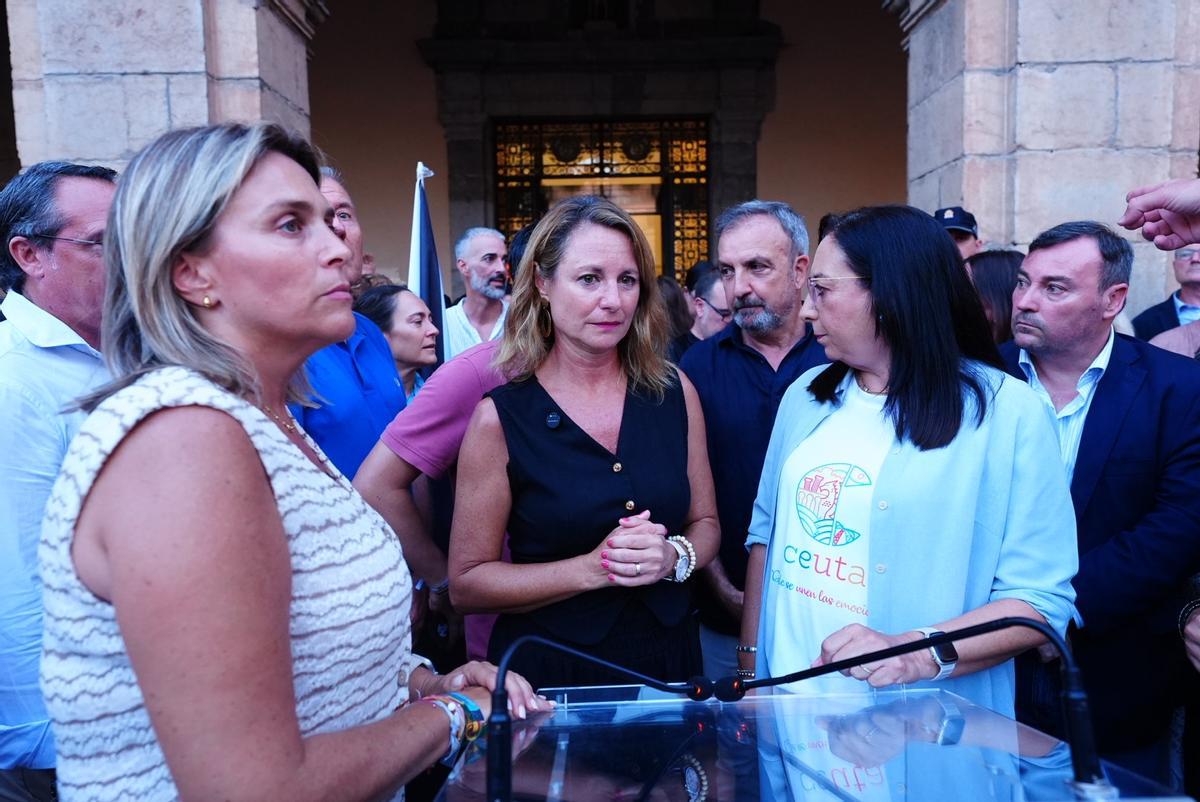 Marta Barrachina, Begoña Carrasco y Llanos Masó frente al Ayuntamiento de Castelló, este miércoles.