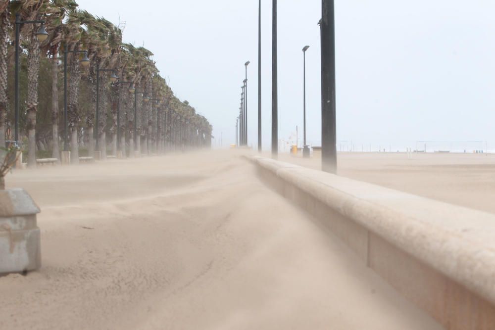 El temporal ''entierra'' en arena el paseo marítimo de València