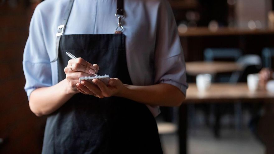 El jefe de un bar que extorsiona a sus camareros con las propinas: &quot;Restaré dinero si no conseguís reseñas&quot;