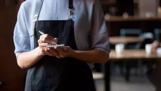El jefe de un bar que extorsiona a sus camareros con las propinas: "Restaré dinero si no conseguís reseñas"