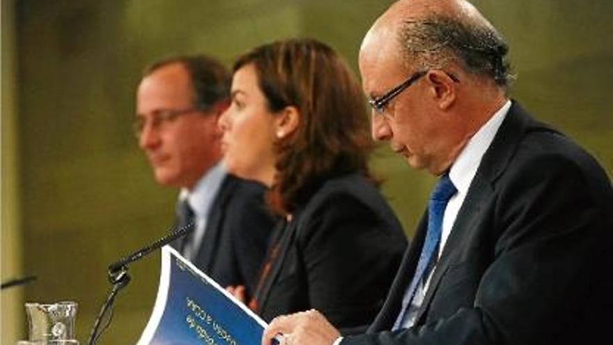 El ministre de Sanitat, Alonso, amb la vicepresidenta Sáenz de Santamaria i el titular d&#039;Hisenda, Montoro.