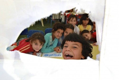 Niños refugiados sirios asisten a su cuarto día de escuela en el campamento de refugiados de Al Zaatri, en la ciudad jordana de Mafraq, cerca de la frontera con Siria, 04 de octubre 2012. La escuela es una subvención de la Unión Europea para proporci