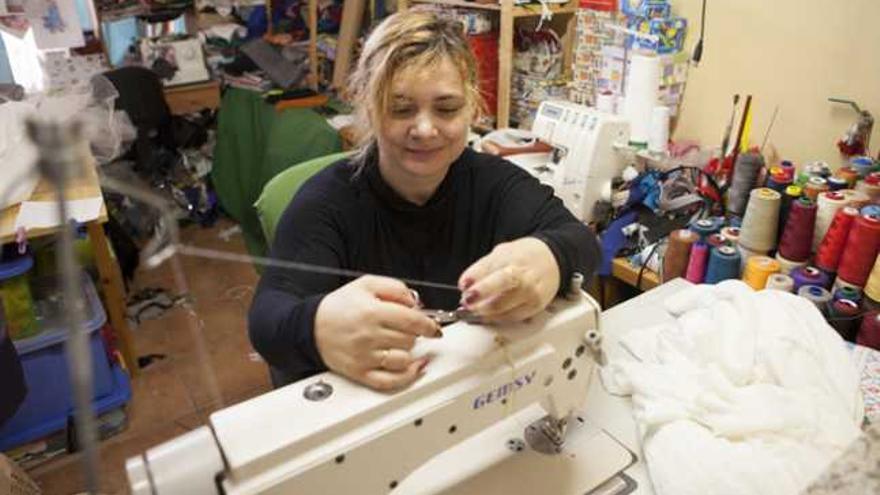 Liliya en la máquina de coser en el taller de su casa. | gabriel fuselli