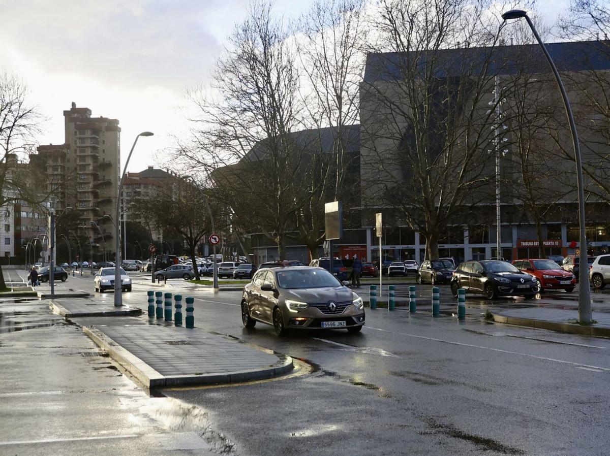 Uno de los puntos de acceso al aparcamiento del Molinón donde se plantea colocar un control de gálibo. | MARCOS LEÓN