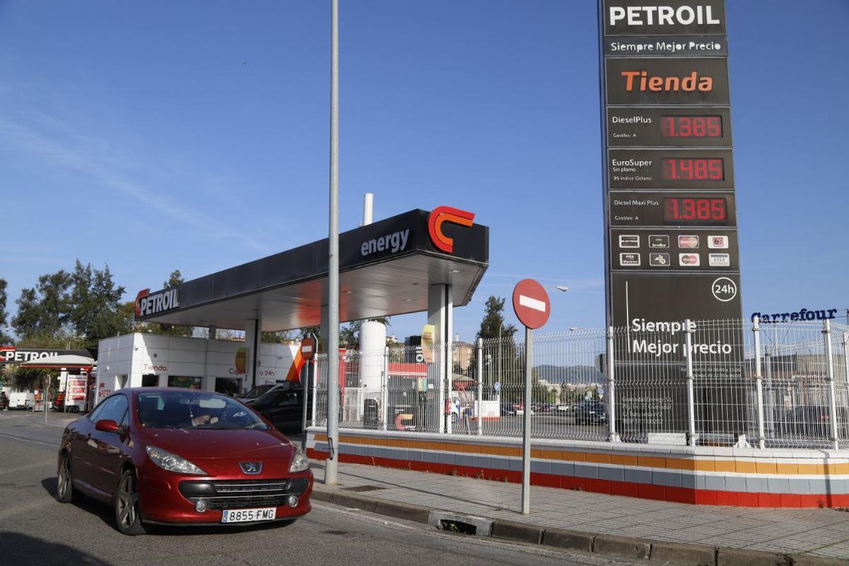 El combustible sigue a la baja en Córdoba: este es el precio de un depósito para viajar en Semana Santa