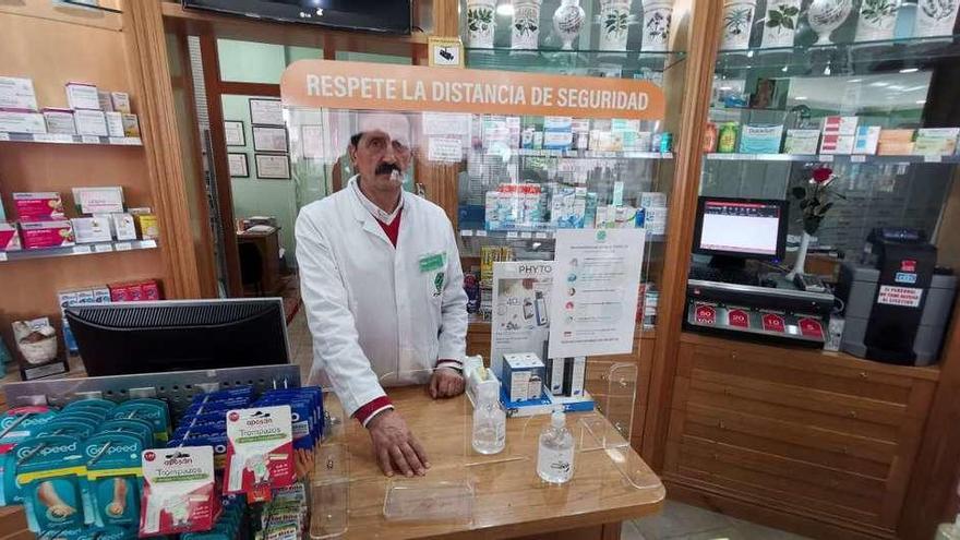 Un farmacéutico, ayer, en Cangas, con su mostrador de seguridad para atender a clientes. // Santos Álvarez